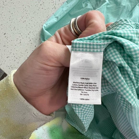 Vineyard Vines Men’s Classic Fit Tucker Shirt in green - Picture 5 of 5